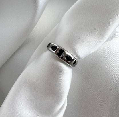 טבעת תורי שיבוץ שחור- כסף 925